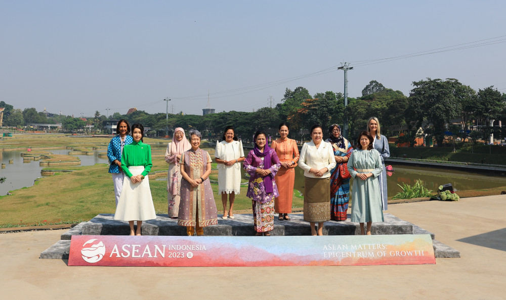▲아세안 정상회의 배우자 프로그램에 참가한 김건희 여사가 6일(현지시간) 자카르타 따만 미니 민속공원에서 인도네시아 이리아나 여사 등 각국의 정상 배우자들과 기념촬영을 하고 있다.  (연합뉴스)