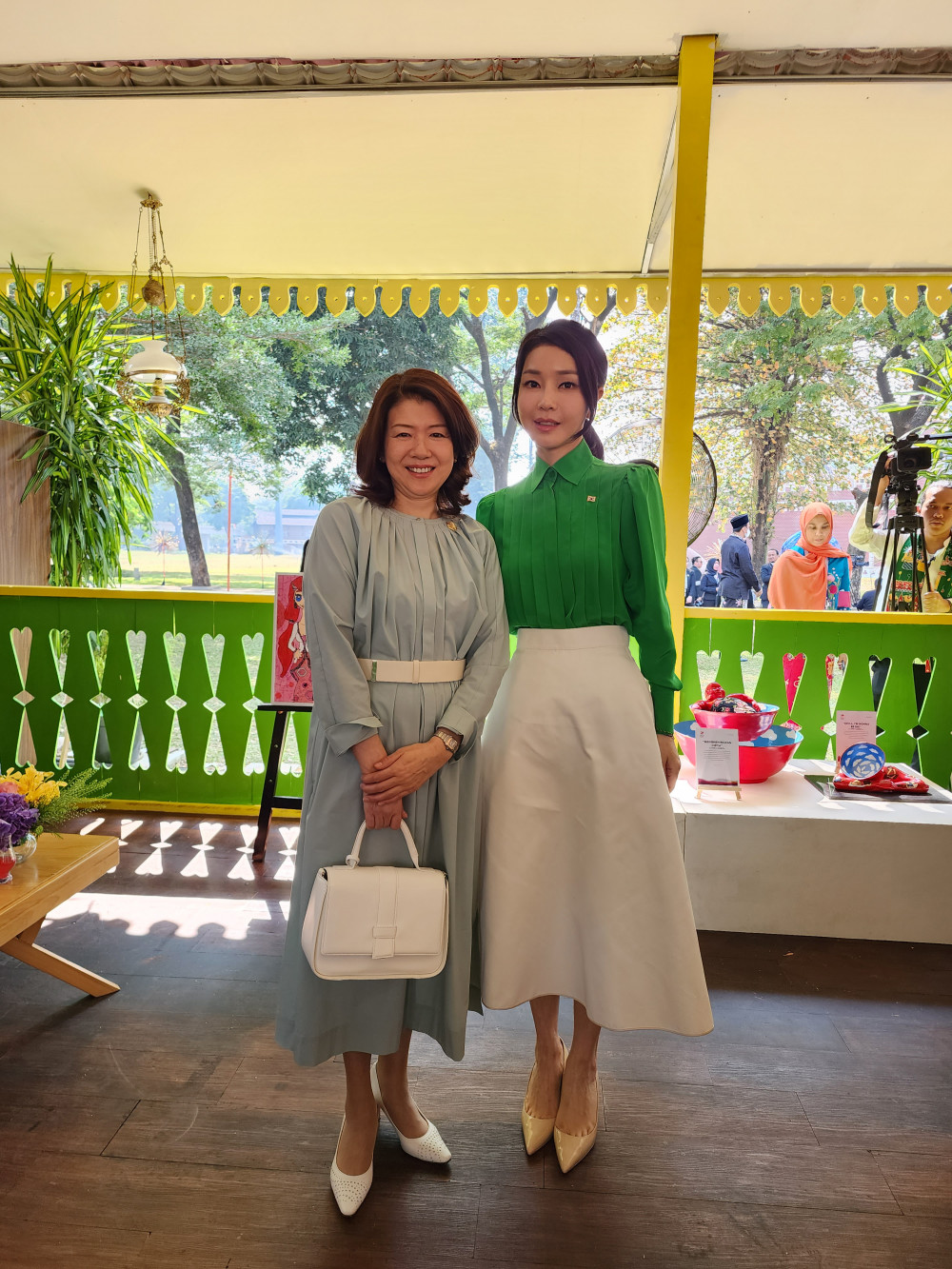 ▲아세안 정상회의 배우자 프로그램에 참가한 김건희 여사가 6일(현지시간) 자카르타 따만 미니 민속공원에서 일본 기시다 유코 여사와 기념 사진을 찍고 있다. (연합뉴스)