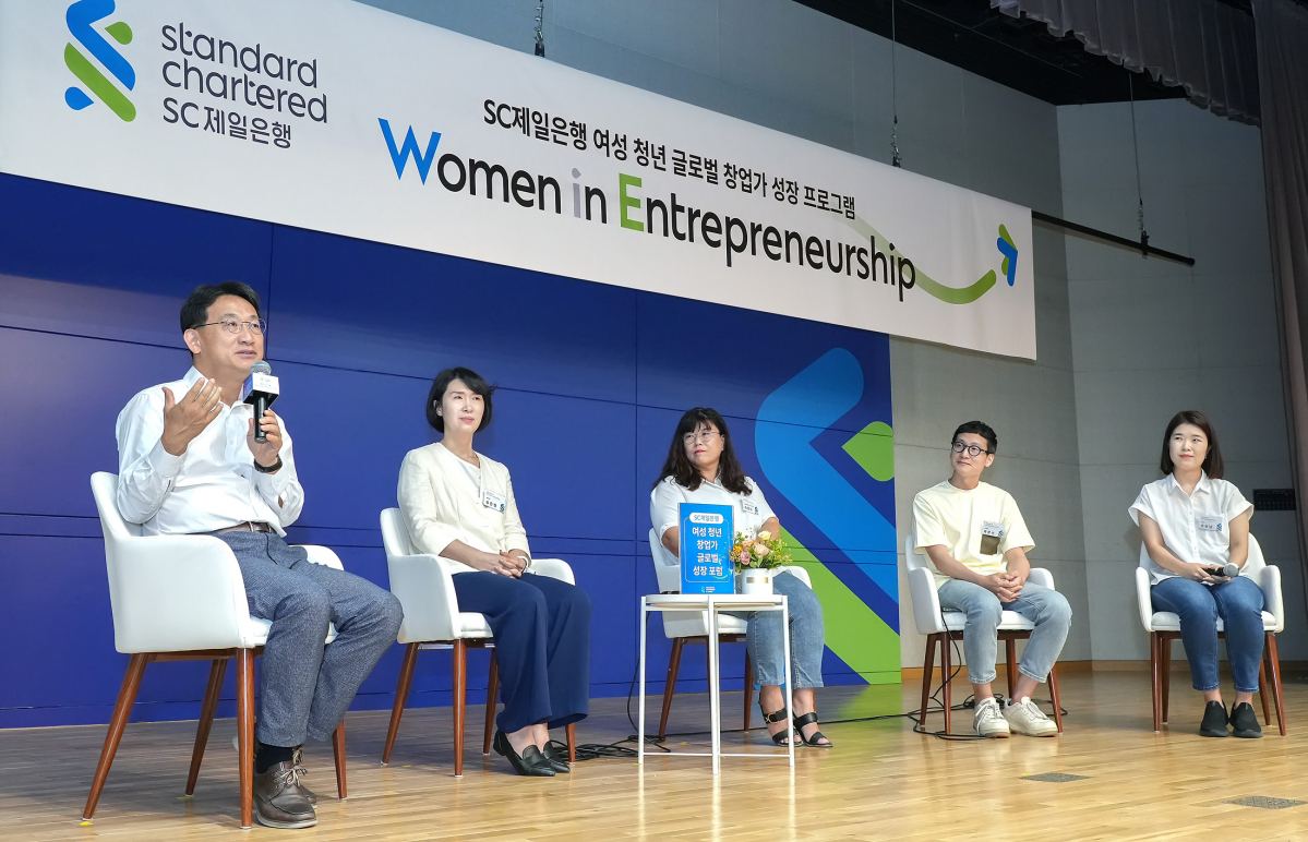 ▲지난 6일 서울 종로구 SC제일은행 본사에서진행된 여성 청년 창업가 글로벌 성장 포럼 ‘Women in Entrepreneurship’ 행사에서최기훈 SC제일은행 마케팅‧커뮤니케이션부문장(맨 왼쪽·전무)이 여성 청년 창업가의성장 방안에 대해 발언하고있다. (사진제공=SC제일은행)