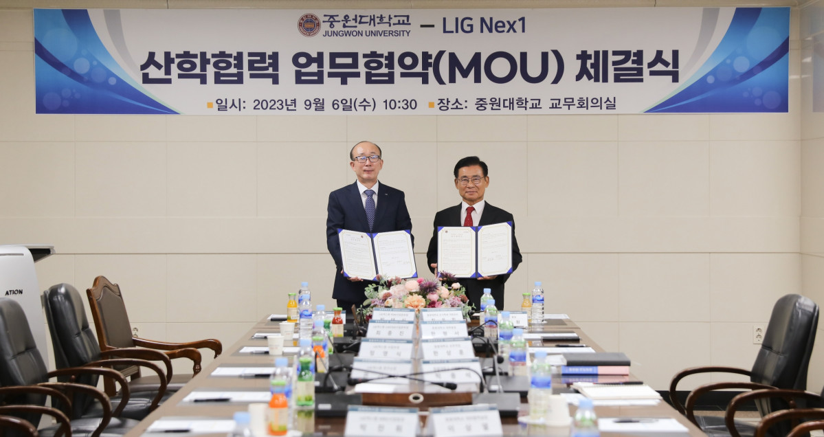 ▲김지찬 LIG넥스원 대표이사(왼쪽)와 황윤원 중원대학교 총장(오른쪽)이 중원대 본관에서 업무협약 체결 후 기념 촬영을 하고 있다. (사진제공=LIG넥스원)