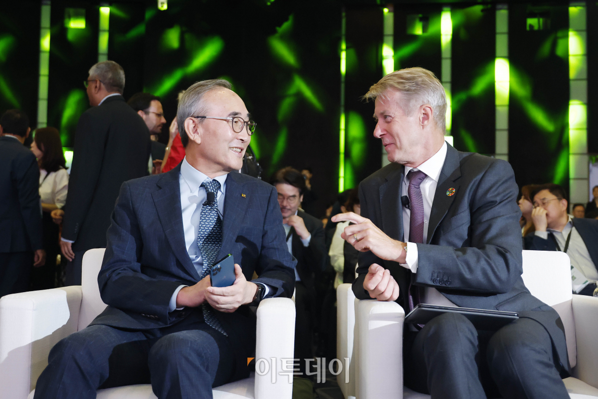 ▲김영섭 KT 대표와 마츠 그란리드 GSMA 사무총장이 7일 오전 서울 중구 웨스틴조선호텔에서 열린 세계이동통신사업자연합회(GSMA) 모바일 360 아시아태평양 콘퍼런스(M360 APAC)시작에 앞서 대화를 나누고 있다. 조현호 기자 hyunho@