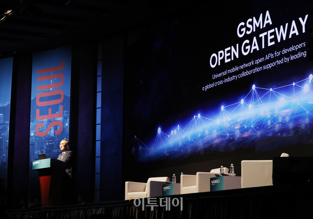 ▲김영섭 KT 대표가 7일 오전 서울 중구 웨스틴조선호텔에서 열린 세계이동통신사업자연합회(GSMA) 모바일 360 아시아태평양 콘퍼런스(M360 APAC)에서 기조연설을 하고 있다. 조현호 기자 hyunho@