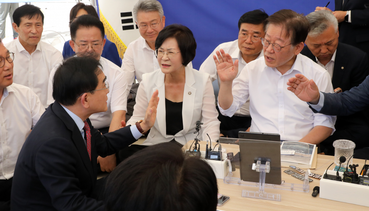 ▲태영호 국민의힘 의원이 7일 오전 서울 여의도 국회 본청 앞 단식투쟁천막에서 단식투쟁 8일차인 이재명 더불어민주당 대표에게 항의 방문해 발언하고 있다. (뉴시스)