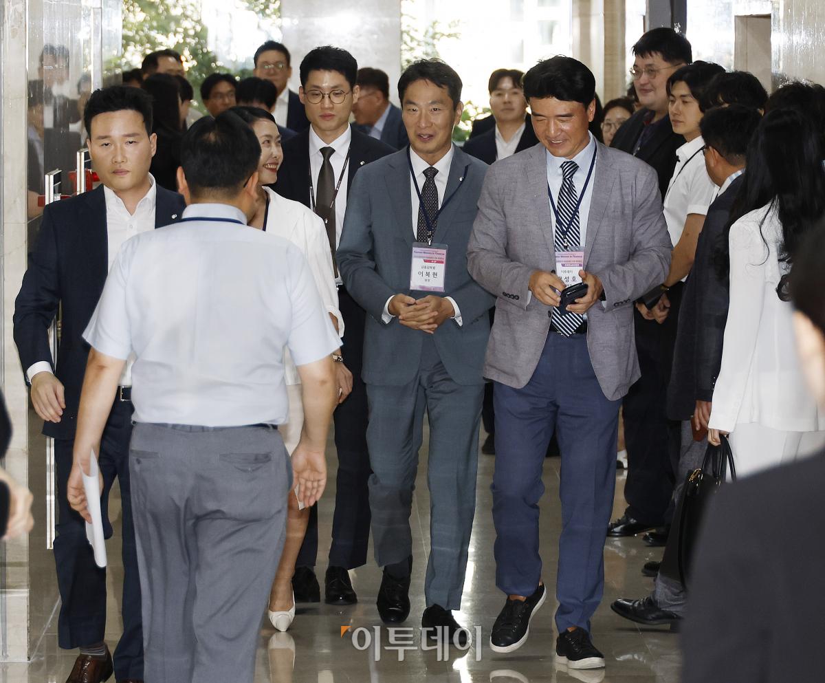 ▲이복현 금융감독원장이 7일 서울 중구 은행회관에서 열린 ‘2023 대한민국 여성금융인 국제 콘퍼런스’에 참석하고 있다. 이투데이와 여성금융인네트워크가 주최한 여성금융인 국제콘퍼런스는 여성 금융인의 경제활동 활성화를 위한 내실 있는 국제적 논의의 장이며, 금융업의 현안과 미래에 대해 각 분야의 전문가들과 의견을 나누고 국내 금융산업이 가야할 길을 모색하는 자리다. 조현호 기자 hyunho@