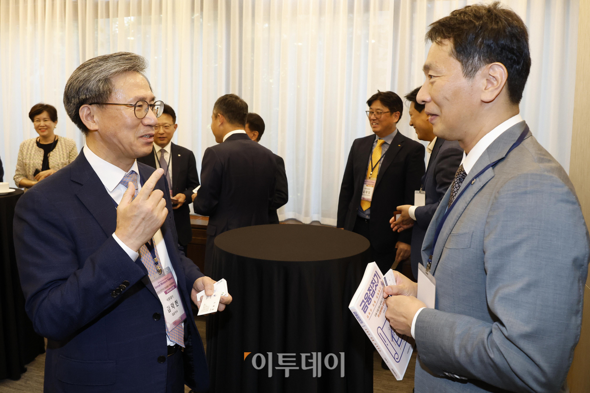 ▲김덕헌 이투데이 대표와 이복현 금융감독원장이 7일 서울 중구 은행회관에서 열린 ‘2023 대한민국 여성금융인 국제 콘퍼런스’ 시작에 앞서 대화를 하고 있다. 이투데이와 여성금융인네트워크가 주최한 여성금융인 국제콘퍼런스는 여성 금융인의 경제활동 활성화를 위한 내실 있는 국제적 논의의 장이며, 금융업의 현안과 미래에 대해 각 분야의 전문가들과 의견을 나누고 국내 금융산업이 가야할 길을 모색하는 자리다. 조현호 기자 hyunho@