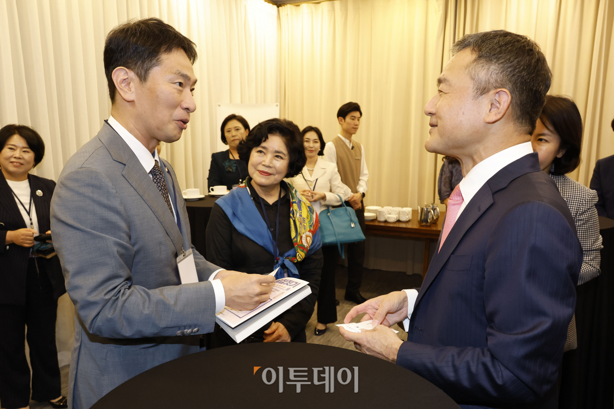 ▲이복현 금융감독원장이 7일 서울 중구 은행회관에서 열린 ‘2023 대한민국 여성금융인 국제 콘퍼런스’에 앞서 카즈야 나가사와 MSCI 아시아태평양 대표와 대화를 하고 있다. 이투데이와 여성금융인네트워크가 주최한 여성금융인 국제콘퍼런스는 여성 금융인의 경제활동 활성화를 위한 내실 있는 국제적 논의의 장이며, 금융업의 현안과 미래에 대해 각 분야의 전문가들과 의견을 나누고 국내 금융산업이 가야할 길을 모색하는 자리다. 조현호 기자 hyunho@