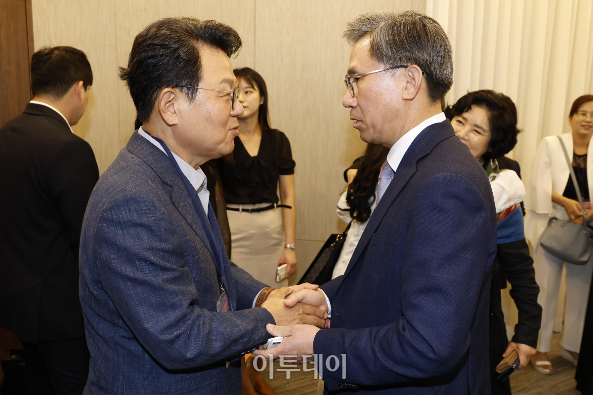 ▲김덕헌 이투데이 대표와 김광수 은행연합회장이 7일 서울 중구 은행회관에서 열린 ‘2023 대한민국 여성금융인 국제 콘퍼런스’ 시작에 앞서 인사를 하고 있다. 이투데이와 여성금융인네트워크가 주최한 여성금융인 국제콘퍼런스는 여성 금융인의 경제활동 활성화를 위한 내실 있는 국제적 논의의 장이며, 금융업의 현안과 미래에 대해 각 분야의 전문가들과 의견을 나누고 국내 금융산업이 가야할 길을 모색하는 자리다. 조현호 기자 hyunho@