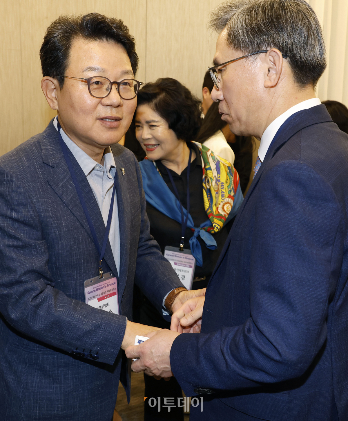 ▲김덕헌 이투데이 대표와 김광수 은행연합회장이 7일 서울 중구 은행회관에서 열린 ‘2023 대한민국 여성금융인 국제 콘퍼런스’ 시작에 앞서 인사를 하고 있다. 이투데이와 여성금융인네트워크가 주최한 여성금융인 국제콘퍼런스는 여성 금융인의 경제활동 활성화를 위한 내실 있는 국제적 논의의 장이며, 금융업의 현안과 미래에 대해 각 분야의 전문가들과 의견을 나누고 국내 금융산업이 가야할 길을 모색하는 자리다. 조현호 기자 hyunho@