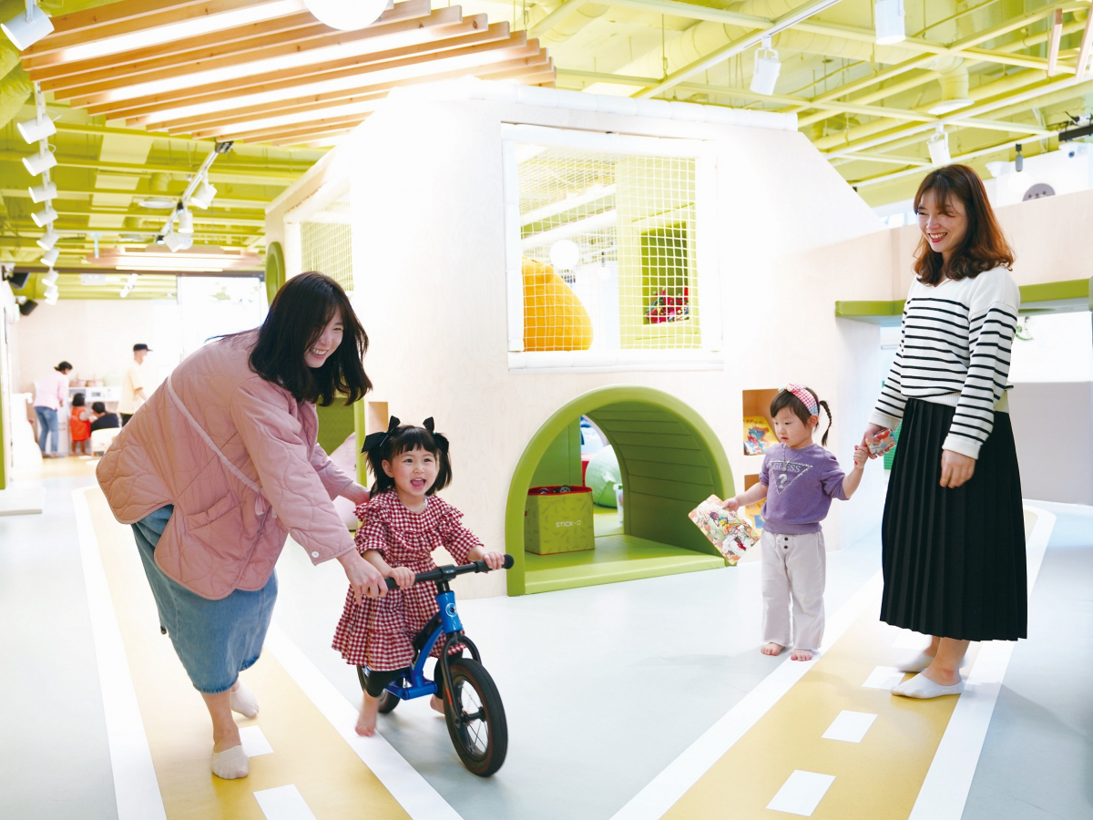 ▲강동구에서 운영 중인 서울형 키즈 카페에서 부모가 어린이를 돌보고 있다. 사진제공-강동구청