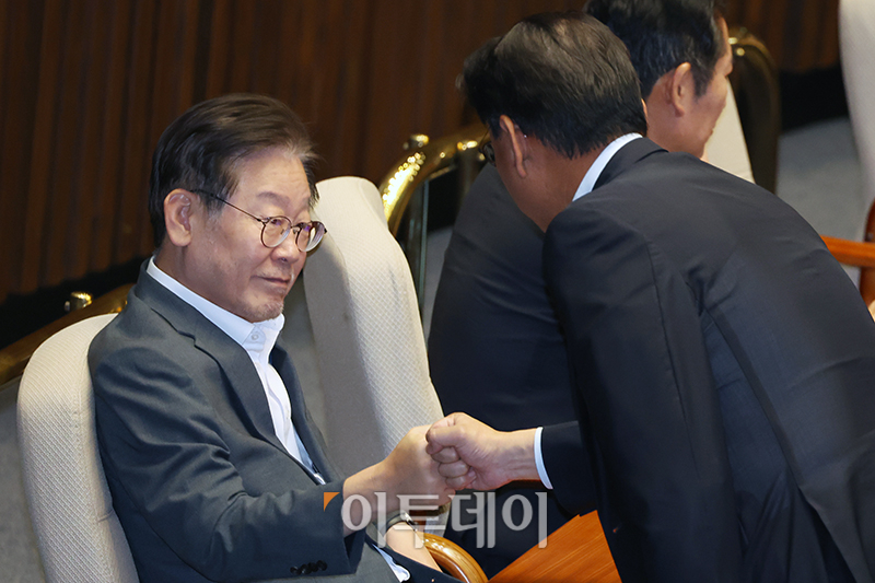 ▲이재명 더불어민주당 대표가 7일 서울 여의도 국회에서 열린 본회의 경제 분야 대정부 질문에서 동료 의원과 인사하고 있다. 고이란 기자 photoeran@
