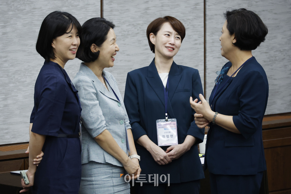▲7일 서울 중구 은행회관에서 열린 ‘2023 대한민국 여성금융인 국제 콘퍼런스’에서 참석자들이 대화를 나누고 있다. 이투데이와 여성금융인네트워크가 주최한 여성금융인 국제콘퍼런스는 여성 금융인의 경제활동 활성화를 위한 내실 있는 국제적 논의의 장이며, 금융업의 현안과 미래에 대해 각 분야의 전문가들과 의견을 나누고 국내 금융산업이 가야할 길을 모색하는 자리다. 조현호 기자 hyunho@