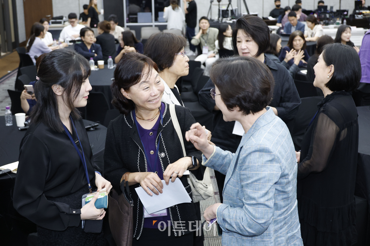 ▲7일 서울 중구 은행회관에서 열린 ‘2023 대한민국 여성금융인 국제 콘퍼런스’에서 참석자들이 대화를 나누고 있다. 이투데이와 여성금융인네트워크가 주최한 여성금융인 국제콘퍼런스는 여성 금융인의 경제활동 활성화를 위한 내실 있는 국제적 논의의 장이며, 금융업의 현안과 미래에 대해 각 분야의 전문가들과 의견을 나누고 국내 금융산업이 가야할 길을 모색하는 자리다. 조현호 기자 hyunho@
