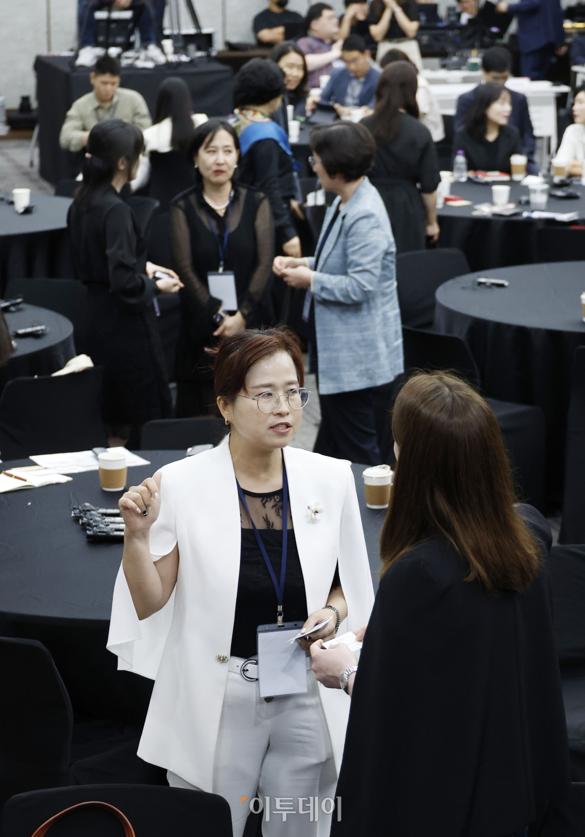 ▲7일 서울 중구 은행회관에서 열린 ‘2023 대한민국 여성금융인 국제 콘퍼런스’에서 참석자들이 대화를 나누고 있다. 이투데이와 여성금융인네트워크가 주최한 여성금융인 국제콘퍼런스는 여성 금융인의 경제활동 활성화를 위한 내실 있는 국제적 논의의 장이며, 금융업의 현안과 미래에 대해 각 분야의 전문가들과 의견을 나누고 국내 금융산업이 가야할 길을 모색하는 자리다. 조현호 기자 hyunho@