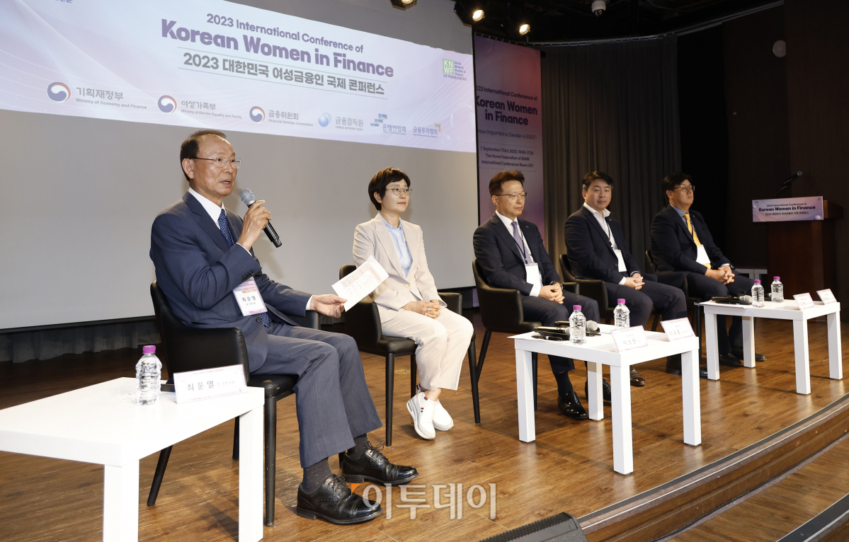 ▲좌장인 최운열 전 의원이 7일 서울 중구 은행회관에서 열린 ‘2023 대한민국 여성금융인 국제 콘퍼런스’에서 ‘성별 다양성 촉진을 위해 펀드가 이행해야 할 정책은 무엇인가?‘를 주제로 패널 토론을 진행하고 있다. 이투데이와 여성금융인네트워크가 주최한 여성금융인 국제콘퍼런스는 여성 금융인의 경제활동 활성화를 위한 내실 있는 국제적 논의의 장이며, 금융업의 현안과 미래에 대해 각 분야의 전문가들과 의견을 나누고 국내 금융산업이 가야할 길을 모색하는 자리다. 조현호 기자 hyunho@
