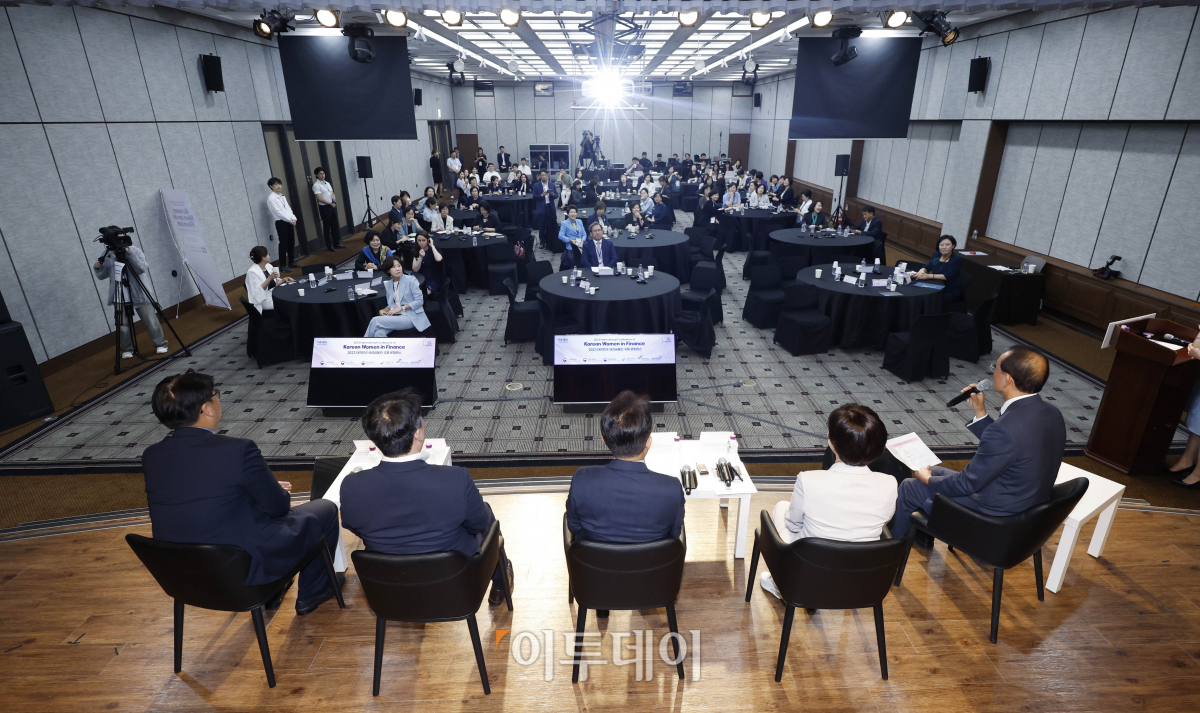 ▲좌장인 최운열 전 의원이 7일 서울 중구 은행회관에서 열린 ‘2023 대한민국 여성금융인 국제 콘퍼런스’에서 ‘성별 다양성 촉진을 위해 펀드가 이행해야 할 정책은 무엇인가?‘를 주제로 패널 토론을 진행하고 있다. 이투데이와 여성금융인네트워크가 주최한 여성금융인 국제콘퍼런스는 여성 금융인의 경제활동 활성화를 위한 내실 있는 국제적 논의의 장이며, 금융업의 현안과 미래에 대해 각 분야의 전문가들과 의견을 나누고 국내 금융산업이 가야할 길을 모색하는 자리다. 조현호 기자 hyunho@