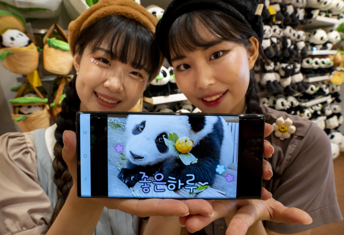 ▲에버랜드 직원들이 '푸바오' 이모티콘을 소개하고 있다. (사진제공=삼성물산리조트부문)