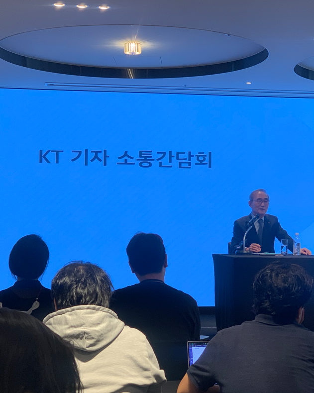 ▲김영섭 KT 대표가 7일 서울 중구 명동 르메르디앙에서 열린 기자 소통 간담회에서 질의응답을 하고 있다.  (김나리 기자)