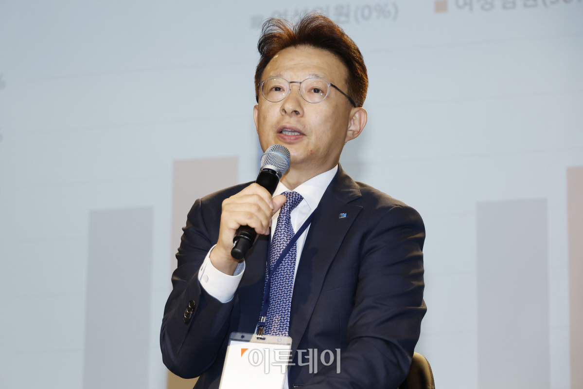 ▲이규홍 사학연금 자금운영관리단장이 7일 서울 중구 은행회관에서 열린 ‘2023 대한민국 여성금융인 국제 콘퍼런스’에서 ‘이사회의 여성'을 주제로 패널 토론을 하고 있다. 이투데이와 여성금융인네트워크가 주최한 여성금융인 국제콘퍼런스는 여성 금융인의 경제활동 활성화를 위한 내실 있는 국제적 논의의 장이며, 금융업의 현안과 미래에 대해 각 분야의 전문가들과 의견을 나누고 국내 금융산업이 가야할 길을 모색하는 자리다. 조현호 기자 hyunho@