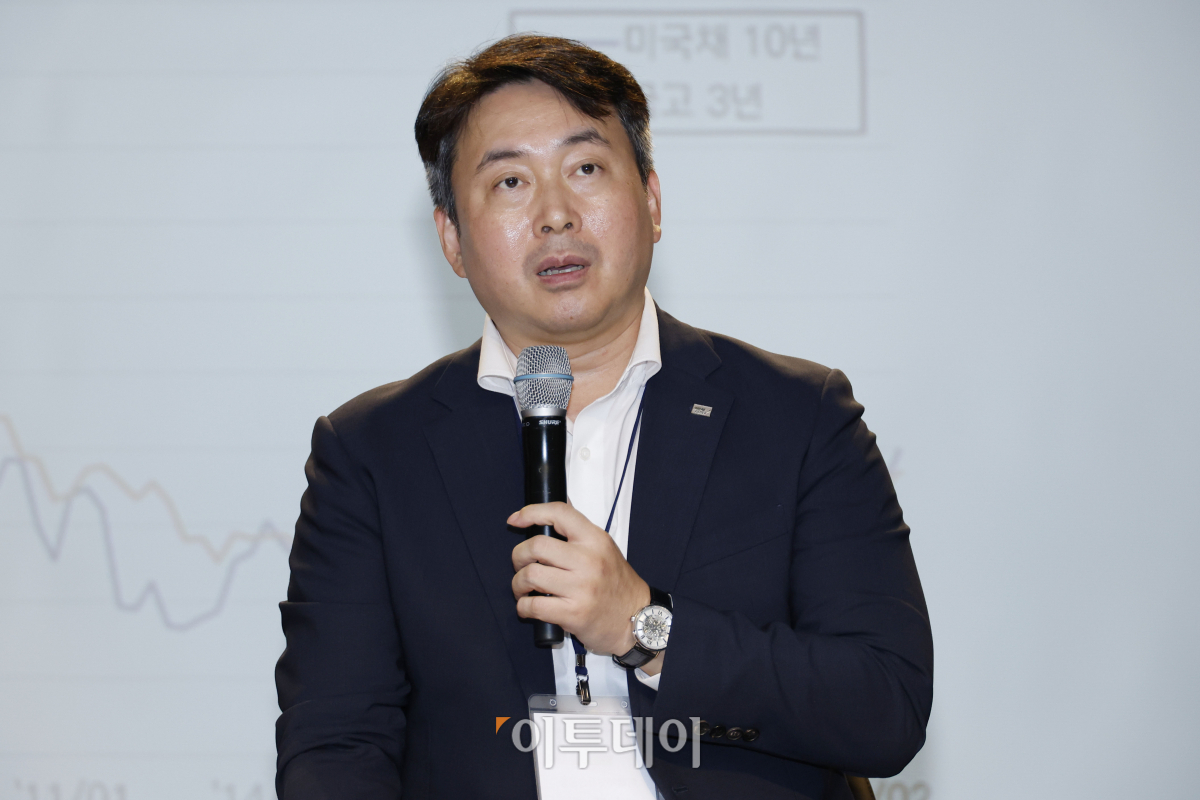 ▲이동행 미래에셋 OCIO 리서치센터장이 7일 서울 중구 은행회관에서 열린 ‘2023 대한민국 여성금융인 국제 콘퍼런스’에서 ‘성별 다양성 촉진과 OCIO 자산운용’을 주제로 패널 토론을 하고 있다. 이투데이와 여성금융인네트워크가 주최한 여성금융인 국제콘퍼런스는 여성 금융인의 경제활동 활성화를 위한 내실 있는 국제적 논의의 장이며, 금융업의 현안과 미래에 대해 각 분야의 전문가들과 의견을 나누고 국내 금융산업이 가야할 길을 모색하는 자리다. 조현호 기자 hyunho@