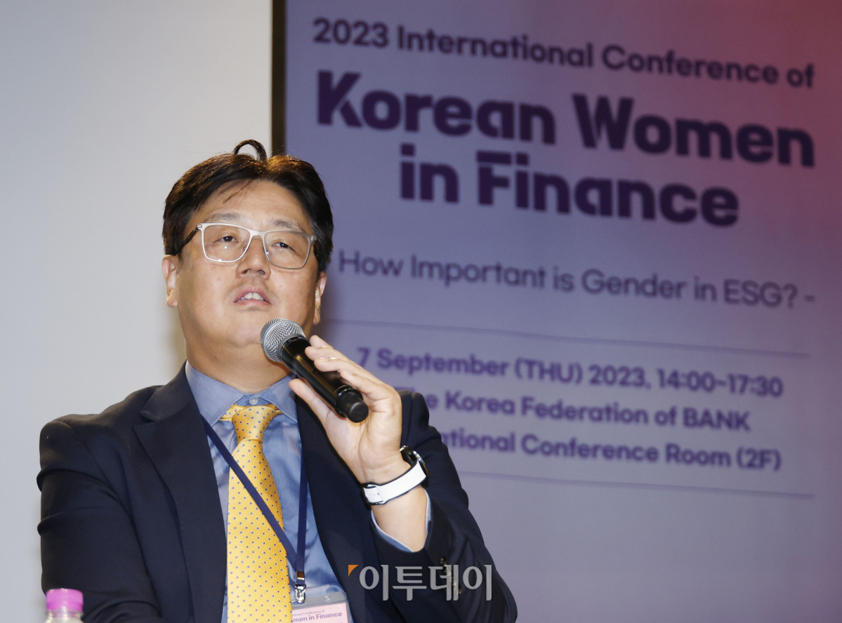▲윤태일 KB자산운용 ESG & HR 본부장이 7일 서울 중구 은행회관에서 열린 ‘2023 대한민국 여성금융인 국제 콘퍼런스’에서 ‘성별 다양성을 위한 펀드 정책’을 주제로 패널 토론을 하고 있다. 이투데이와 여성금융인네트워크가 주최한 여성금융인 국제콘퍼런스는 여성 금융인의 경제활동 활성화를 위한 내실 있는 국제적 논의의 장이며, 금융업의 현안과 미래에 대해 각 분야의 전문가들과 의견을 나누고 국내 금융산업이 가야할 길을 모색하는 자리다. 조현호 기자 hyunho@