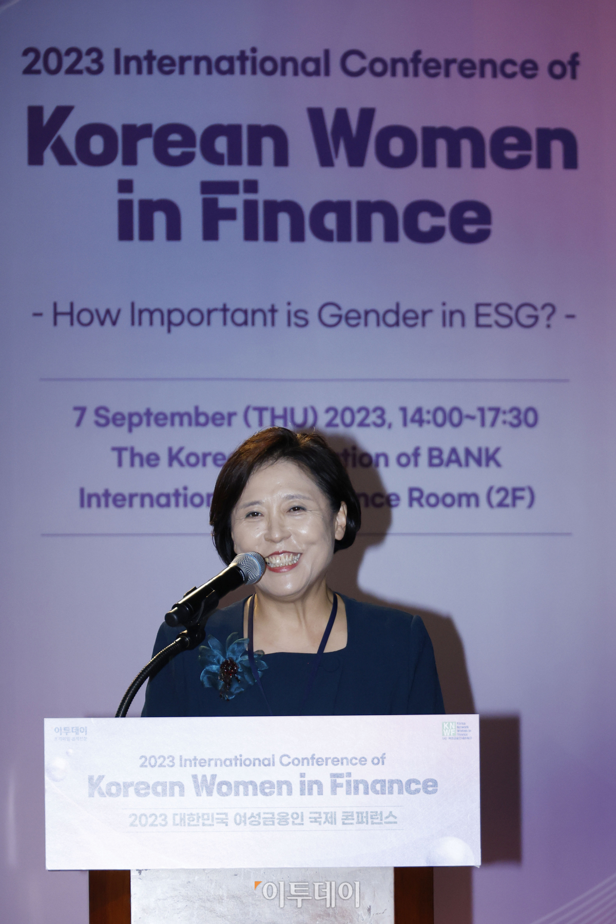 ▲조경선 (사)여성금융인네트워크 운영위원회 대표가 7일 서울 중구 은행회관에서 열린 ‘2023 대한민국 여성금융인 국제 콘퍼런스’에서 행사 요약을 하고 있다. 이투데이와 여성금융인네트워크가 주최한 여성금융인 국제콘퍼런스는 여성 금융인의 경제활동 활성화를 위한 내실 있는 국제적 논의의 장이며, 금융업의 현안과 미래에 대해 각 분야의 전문가들과 의견을 나누고 국내 금융산업이 가야할 길을 모색하는 자리다. 조현호 기자 hyunho@