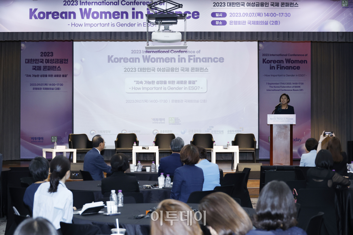 ▲조경선 (사)여성금융인네트워크 운영위원회 대표가 7일 서울 중구 은행회관에서 열린 ‘2023 대한민국 여성금융인 국제 콘퍼런스’에서 행사 요약을 하고 있다. 이투데이와 여성금융인네트워크가 주최한 여성금융인 국제콘퍼런스는 여성 금융인의 경제활동 활성화를 위한 내실 있는 국제적 논의의 장이며, 금융업의 현안과 미래에 대해 각 분야의 전문가들과 의견을 나누고 국내 금융산업이 가야할 길을 모색하는 자리다. 조현호 기자 hyunho@