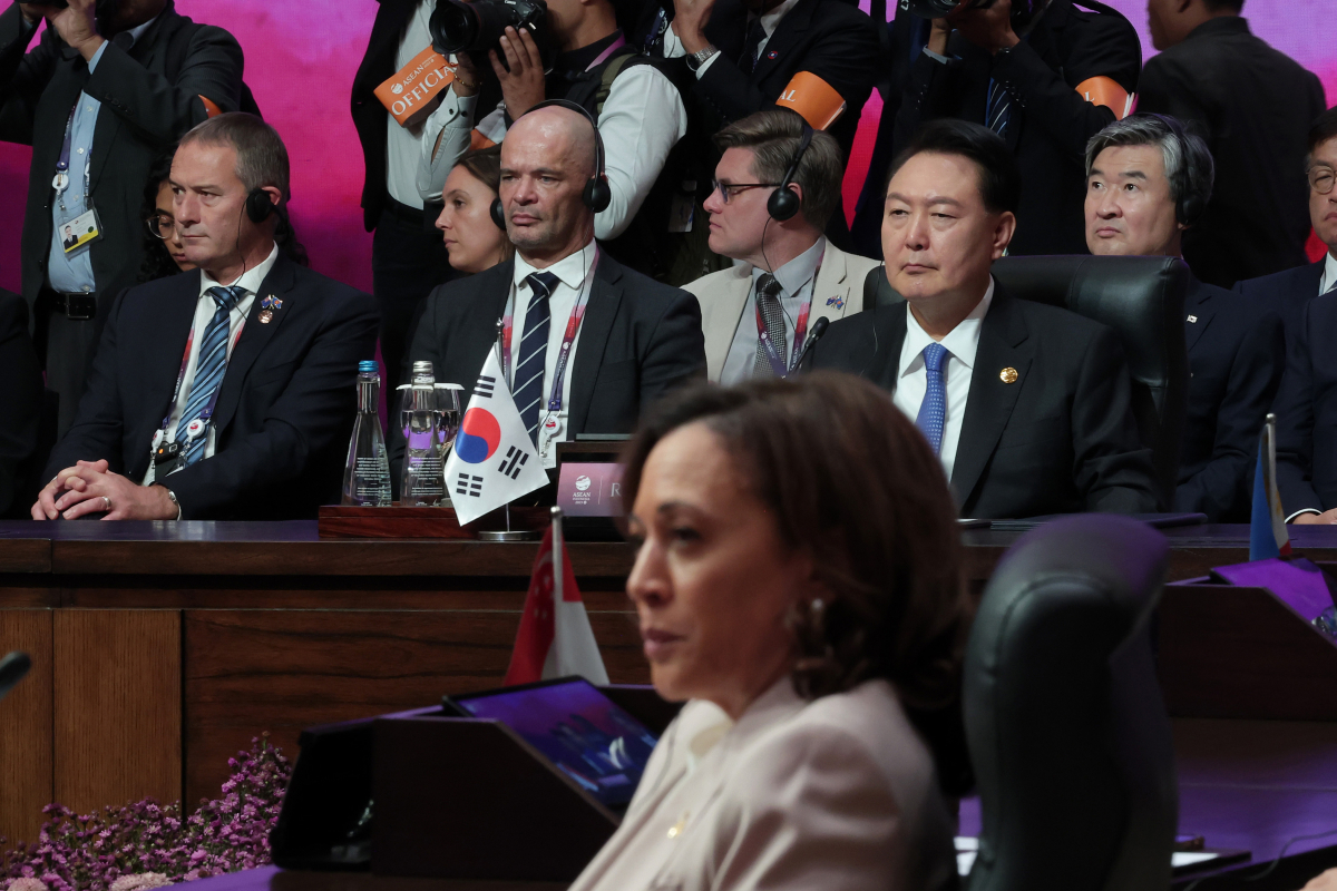 ▲윤석열 대통령이 7일(현지시간) 인도네시아 자카르타 컨벤션 센터(JCC)에서 열린 동아시아 정상회의(EAS)에 참석하고 있다. 앞쪽은 카멀라 해리스 미국 부통령. (연합뉴스)