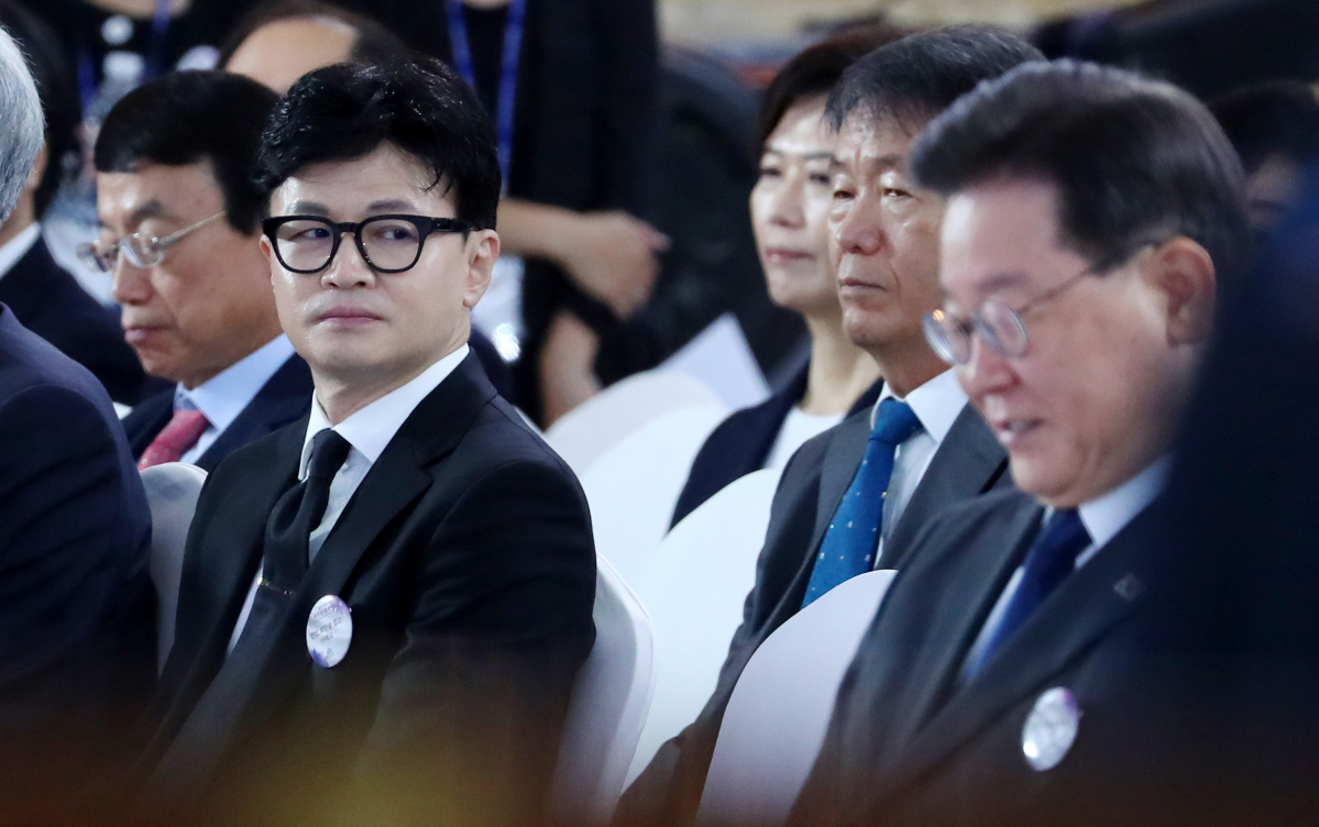 ▲[서울=뉴시스] 추상철 기자 = 한동훈 법무부 장관과 이재명 더불어민주당 대표가 17일 오전 서울 여의도 국회에서 열린 '제75주년 제헌절 경축식'에 참석해 있다. 2023.07.17. scchoo@newsis.com