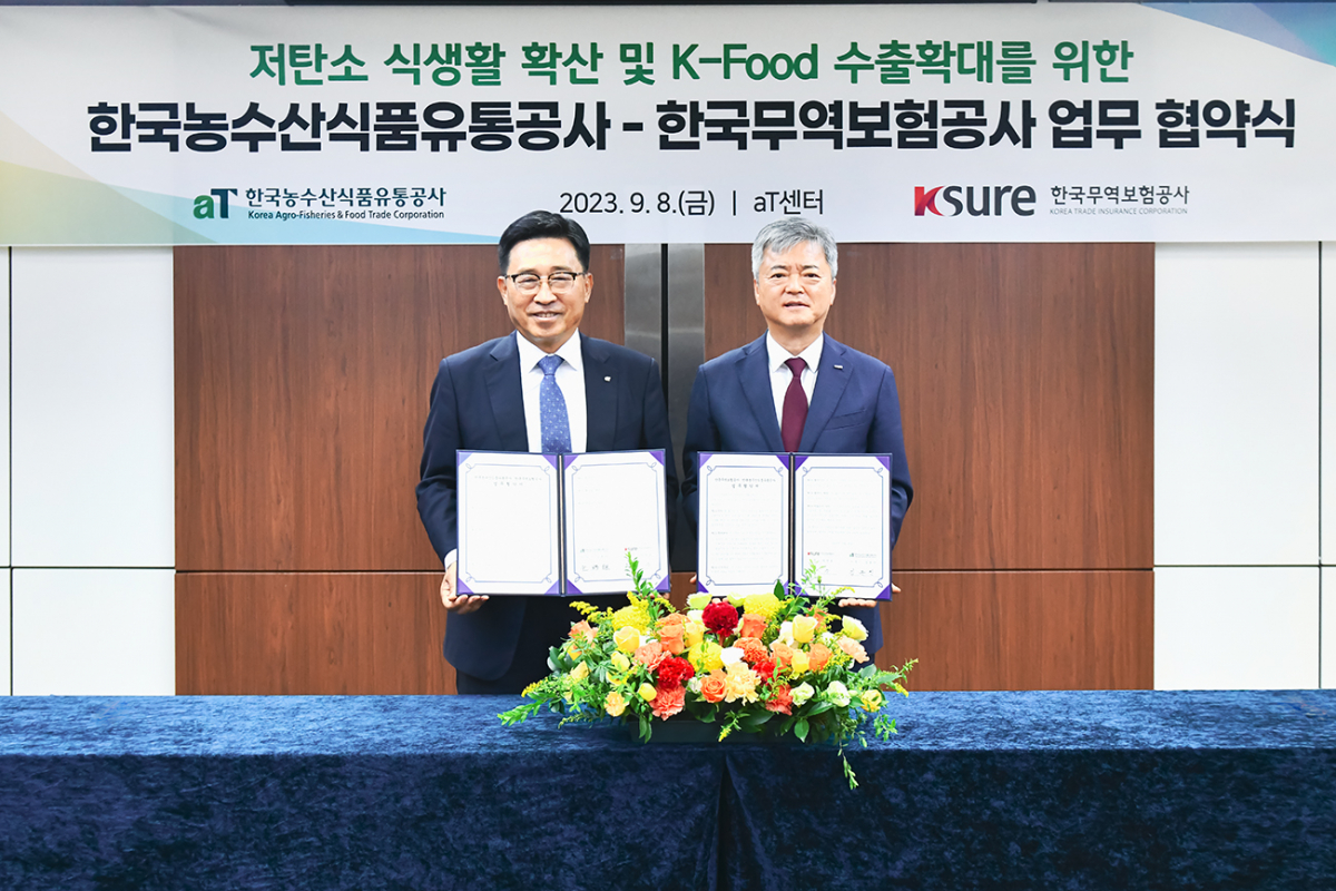 ▲이인호 한국무역보험공사 사장(오른쪽)이 8일 서울 양재동 aT센터에서 김춘진 한국농수산식품유통공사 사장과 '저탄소 식생활 확산 및 K-푸드 수출 확대'를 위한 업무협약을 체결한 후 기념 촬영을 하고 있다. (사진제공=한국무역보험공사)