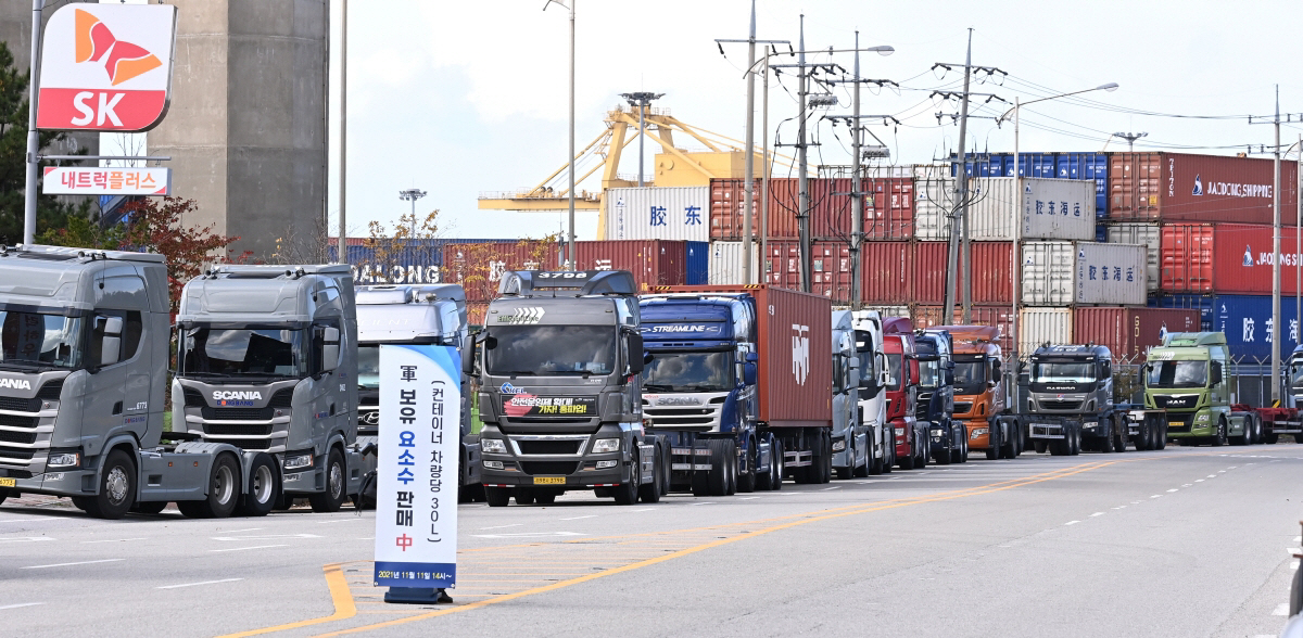 ▲국방부가 자체 보유한 요소수 예비분이 공급된 2021년 11월 11일 오후 경기도 평택항 인근 한 주유소에 트럭들이 요소수를 넣기 위해 길게 줄을 서 있다. (뉴시스)
