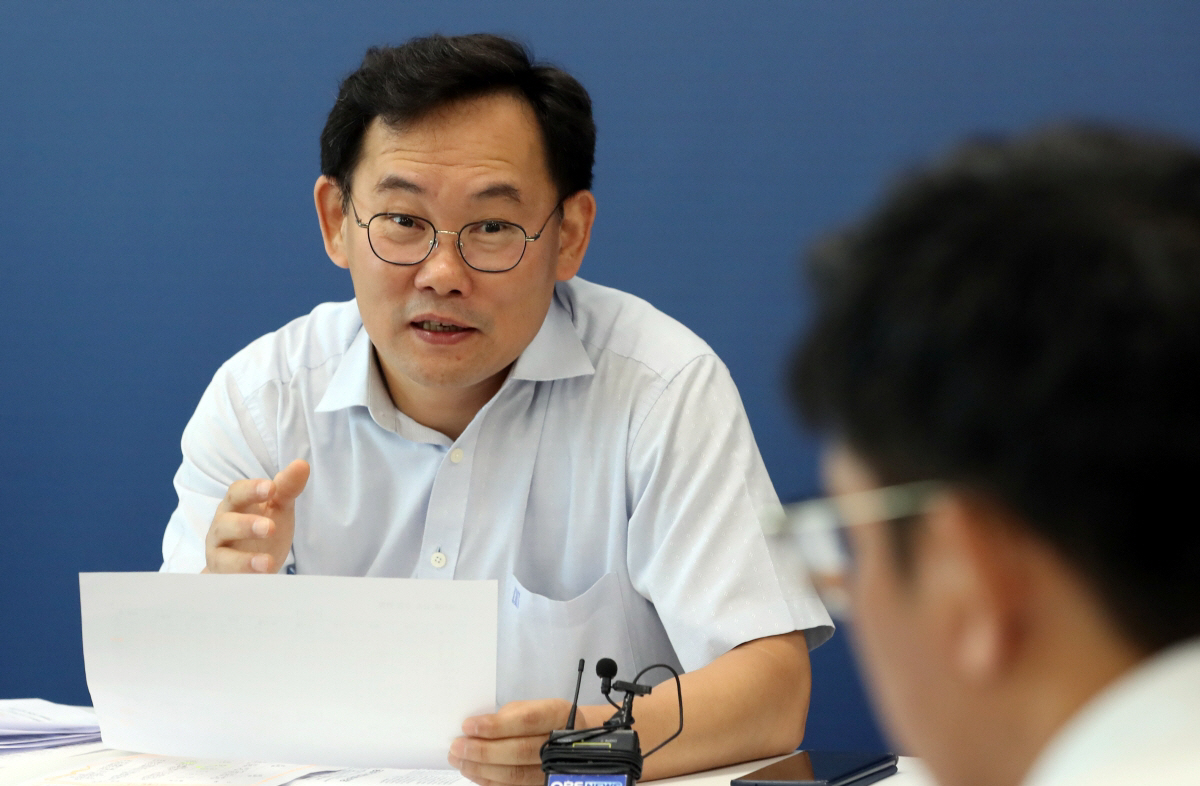▲강종석 기획재정부 경제안보공급망기획단 부단장이 8일 세종시 정부세종청사에서 중국 정부는 공식적인 비료용 요소의 수출 통제조치를 취하진 않은 상황이라고 밝히고 있다. (뉴시스)
