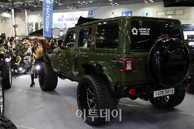 ▲2023 오토살롱위크가 개막한 8일 경기도 일산 킨텍스 제2전시장에서 모델이 전시차량 앞에서 포즈를 취하고 있다. 고이란 기자 photoeran@