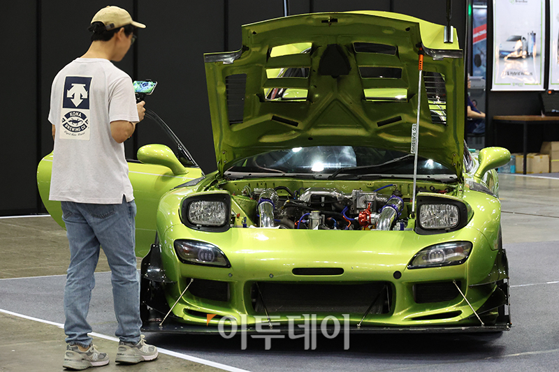 ▲2023 오토살롱위크가 개막한 8일 경기도 일산 킨텍스 제2전시장에서 관람객들이 전시장을 둘러보고 있다. 고이란 기자 photoeran@