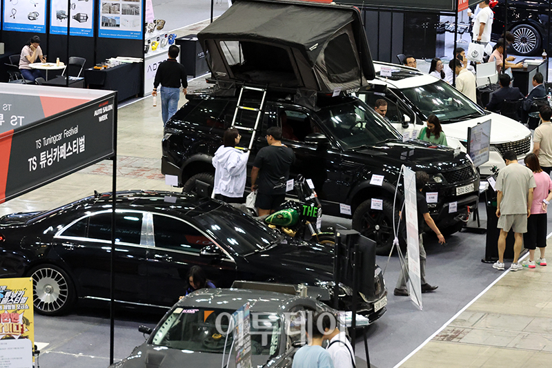 ▲2023 오토살롱위크가 개막한 8일 경기도 일산 킨텍스 제2전시장에서 관람객들이 전시장을 둘러보고 있다. 고이란 기자 photoeran@