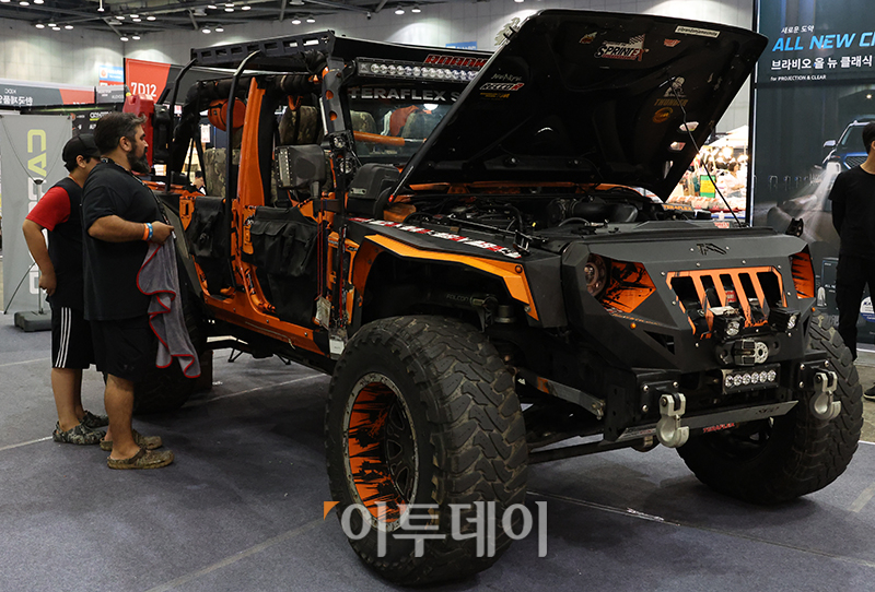 ▲2023 오토살롱위크가 개막한 8일 경기도 일산 킨텍스 제2전시장에서 관람객들이 전시장을 둘러보고 있다. 고이란 기자 photoeran@