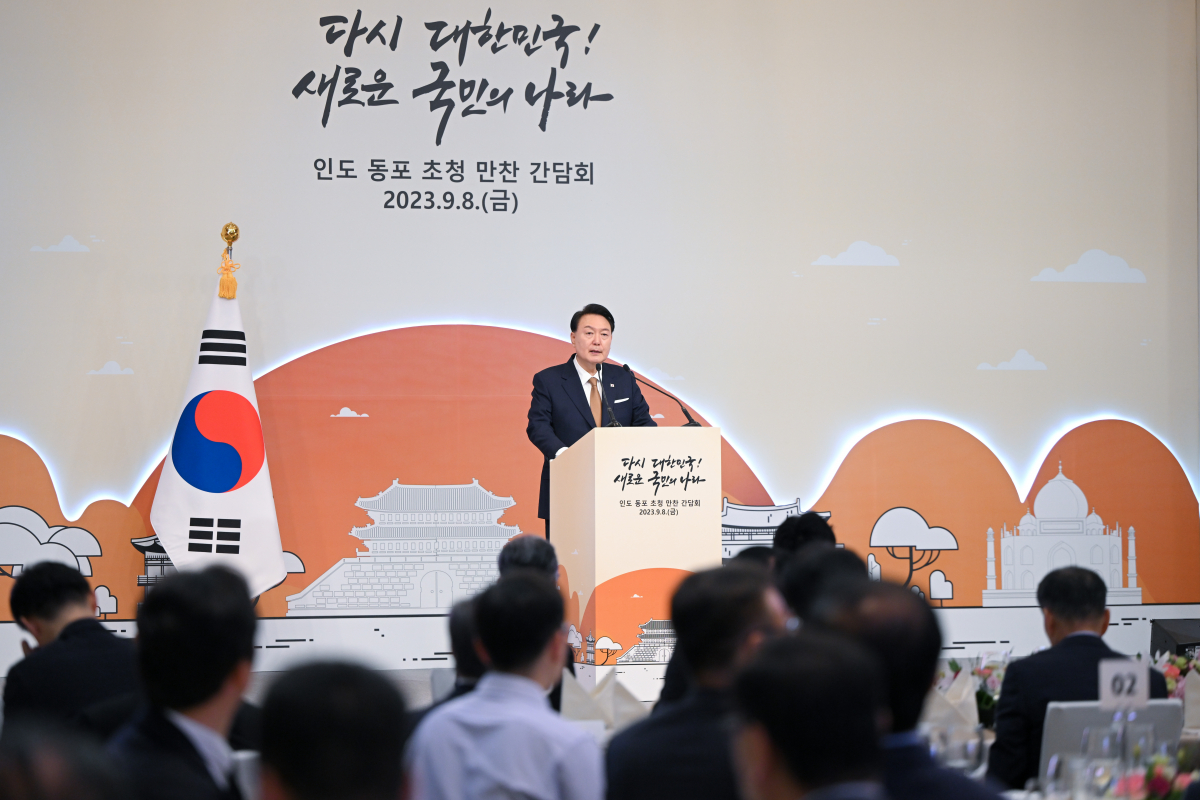 ▲윤석열 대통령이 뉴델리 한 호텔에서 열린 인도 동포 초청 만찬 간담회에서 격려사를 하고 있다. (연합뉴스)