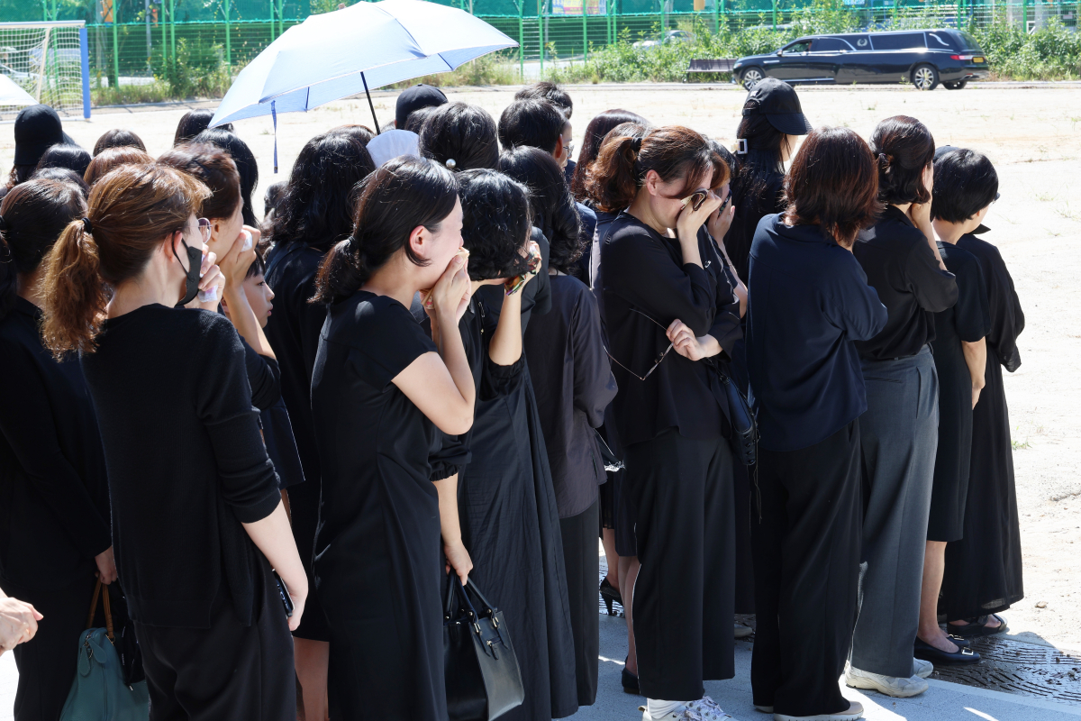 ▲악성민원으로 세상을 뜬 대전 초등 교사의 운구 차량이 9일 오전 생전 교사가 재직하던 유성구 한 초등학교에 들어서자, 운동장에 모인 학부모들이 오열하고 있다. (연합뉴스)