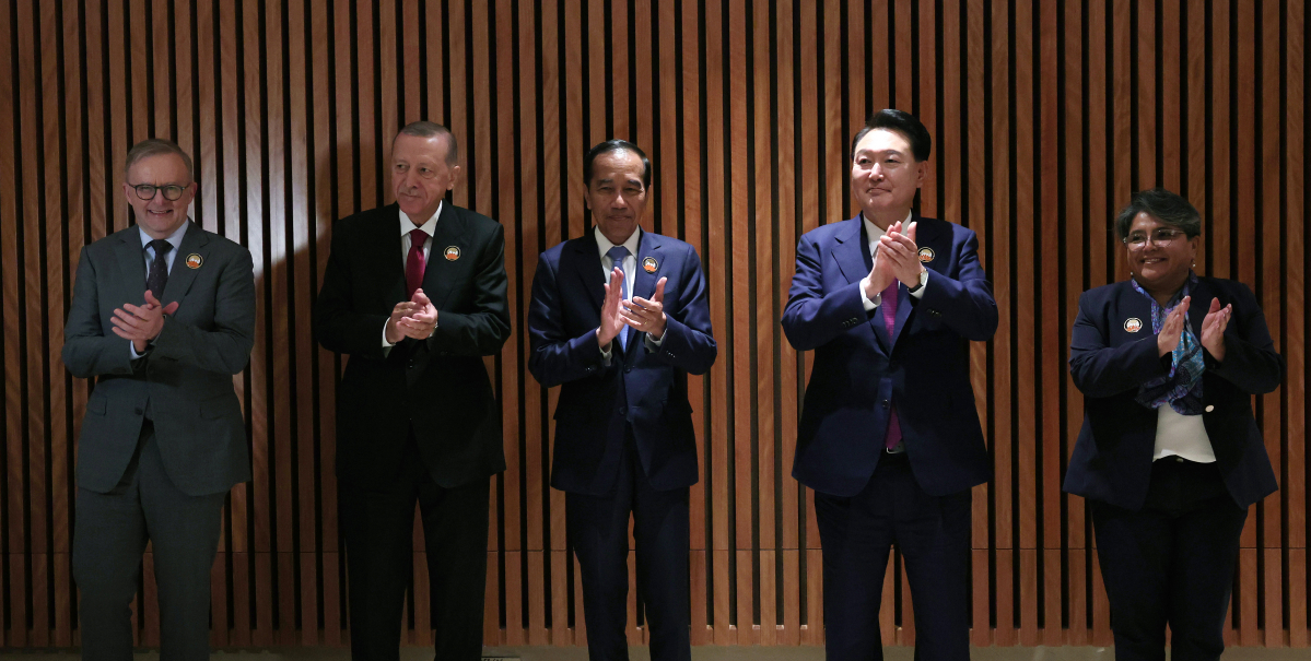 ▲윤석열 대통령이 9일(현지시간) 인도 뉴델리 바라트 만다팜 국제컨벤션센터에서 조코 위도도 인도네시아 대통령(가운데), 레제프 타이이프 에르도안 튀르키예 대통령(왼쪽 두번째), 앤서니 앨버니지 호주 총리(왼쪽), 멕시코 대통령 대신 참석한 라켈 부엔로스트로 경제부 장관과 한·믹타(MIKTA) 정상회동을 하며 기념촬영을 하고 있다. (연합뉴스)