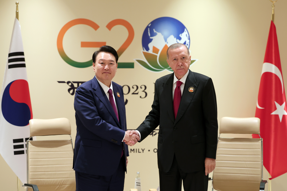 ▲윤석열 대통령이 9일(현지시간) 인도 뉴델리 바라트 만다팜 국제컨벤션센터에서 열린 한·튀르키예 정상회담에서 레제프 타이이프 에르도안 튀르키예 대통령과 기념촬영을 하고 있다. (연합뉴스)