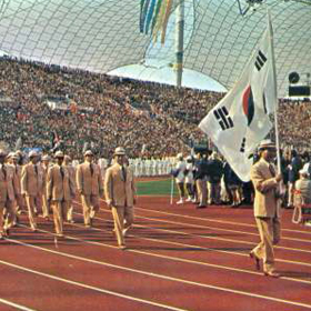 ▲'1972년 뮌헨올림픽'에 황금색 정장 단복을 처음 선보인 대한민국 국가대표 선수단 (사진제공=대한체육회)