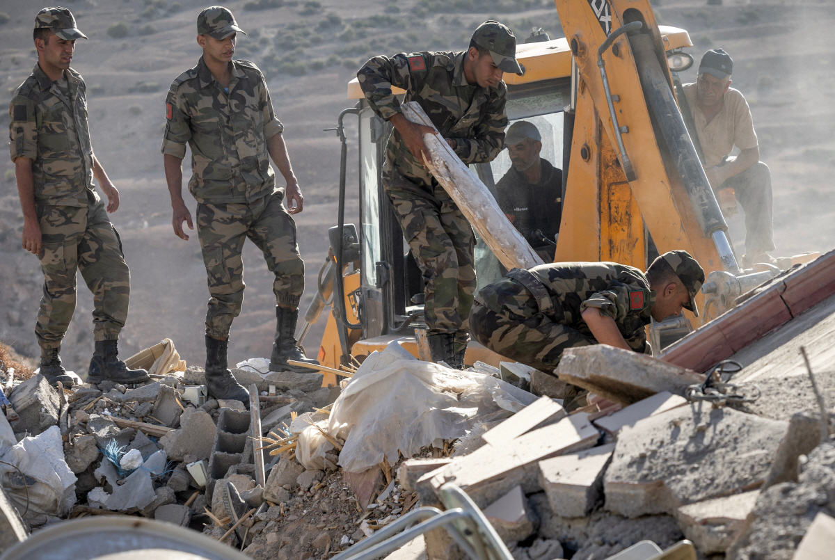 ▲모로코 군인들이 9일(현지시간) 건물 잔해에서 실종자들을 찾고 있다. 마라케시(모로코)/AFP연합뉴스