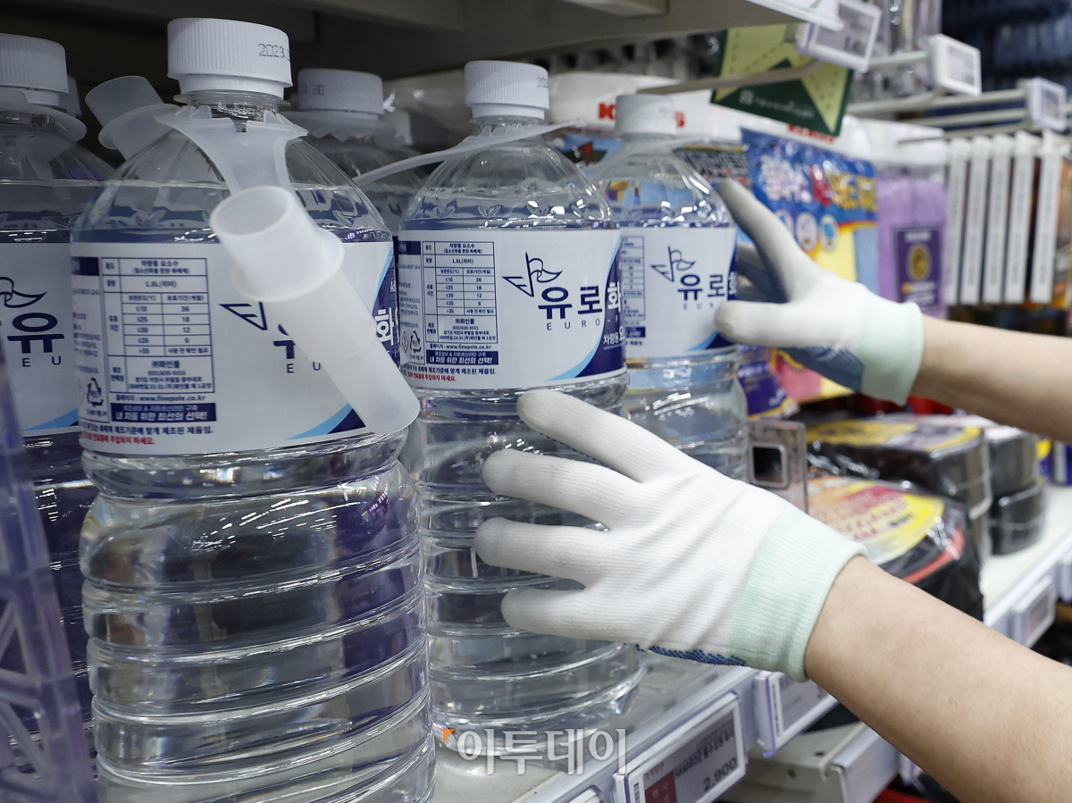 ▲중국이 비료용 요소 수출 증가에 따른 자국 공급량 보장을 위해 수출 물량을 축소한다는 방침을 내놓으면서 '제2의 요소수 대란' 우려가 커지고 있다. 10일 서울 시내의 한 대형마트에 요소수가 진열돼 있다. 조현호 기자 hyunho@