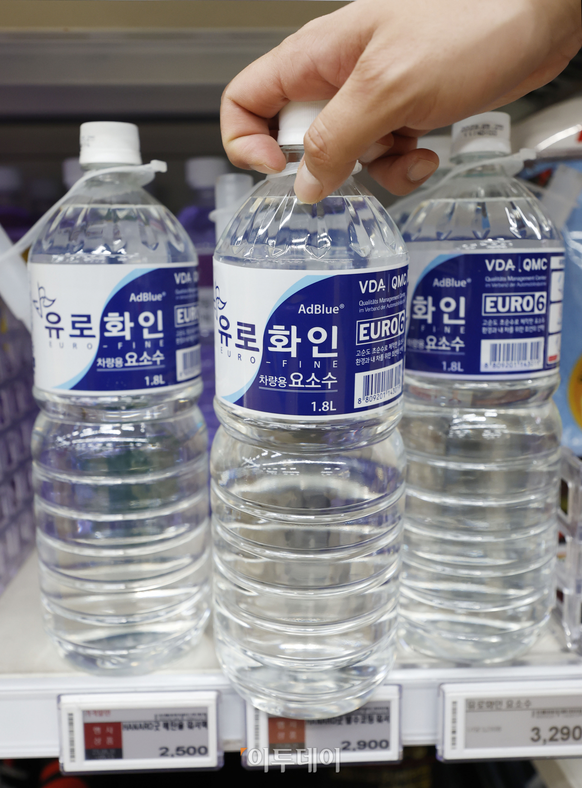 ▲중국이 비료용 요소 수출 증가에 따른 자국 공급량 보장을 위해 수출 물량을 축소한다는 방침을 내놓으면서 '제2의 요소수 대란' 우려가 커지고 있다. 10일 서울 시내의 한 대형마트에 요소수가 진열돼 있다. 조현호 기자 hyunho@