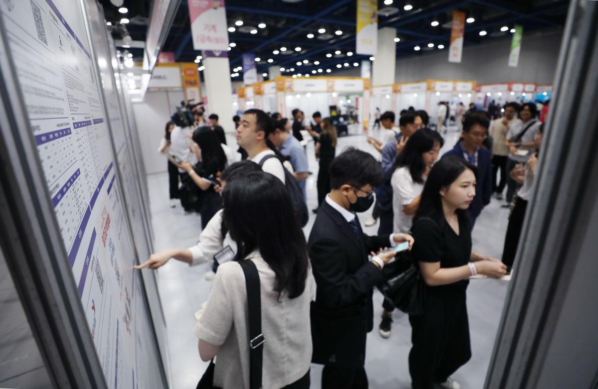 ▲[서울=뉴시스] 김진아 기자 = 3일 서울 강남구 코엑스에서 열린 '2023 중견기업 일자리 박람회'에서 구직자들이 채용공고 게시판을 보고 있다. 2023.07.03. bluesoda@newsis.com