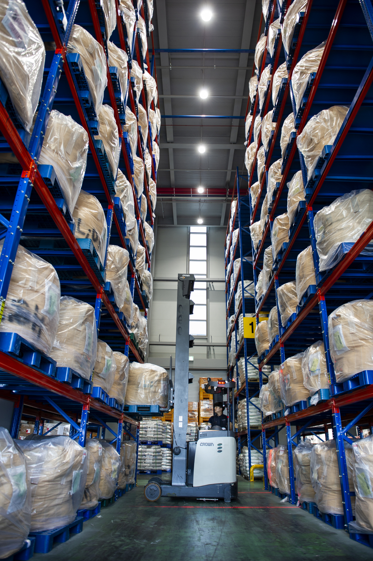 ▲에코프로비엠 근로자가 생산된 양극재들을 바라보고 있다.  (출처=에코프로 제공)