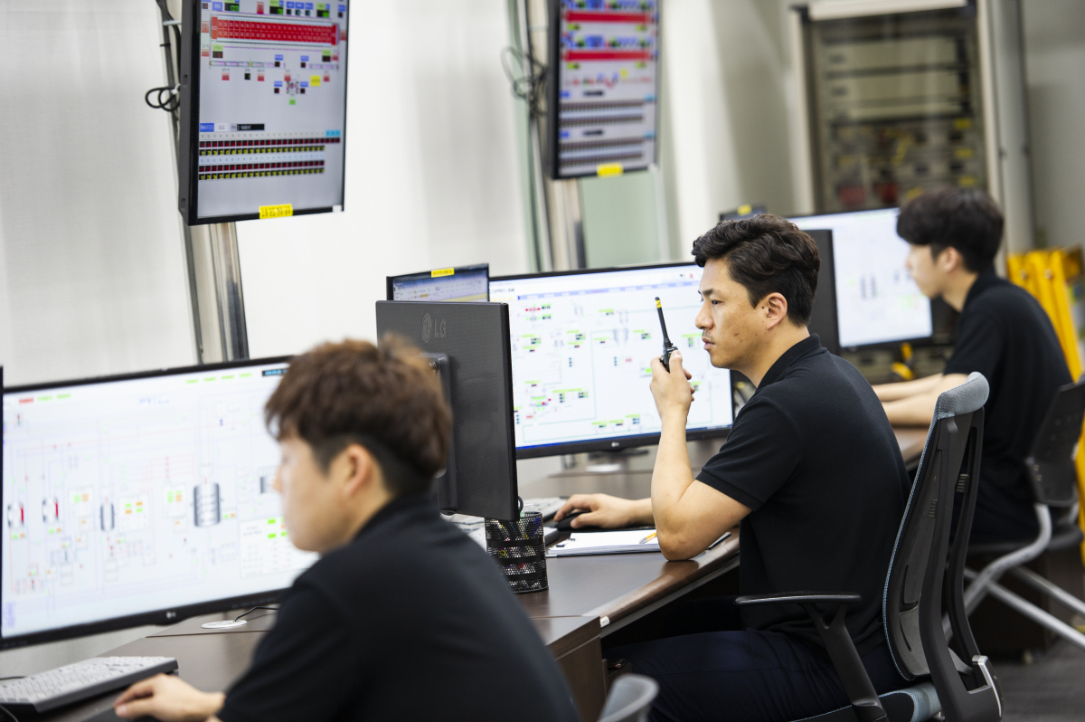 ▲내부통제실에서 기기 조작을 하고 있는 근로자들. (출처=에코프로 제공)