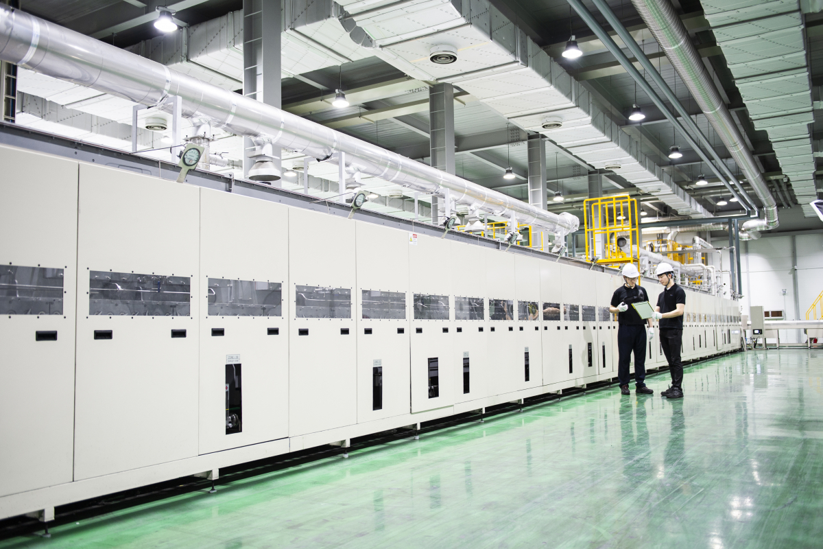 ▲근로자들이 태블릿을 통해 양극재 생산 과정에서 산소의 양을 조절하고 있다. (출처=에코프로 제공)