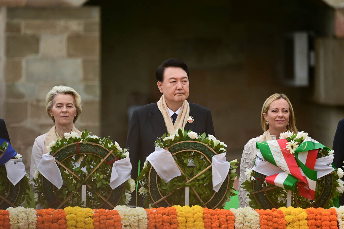 ▲윤석열 대통령이 10일(현지시간) 인도 뉴델리 간디 추모공원에서 주요 20개국(G20) 정상들과 함께 헌화하고 있다. (연합뉴스)