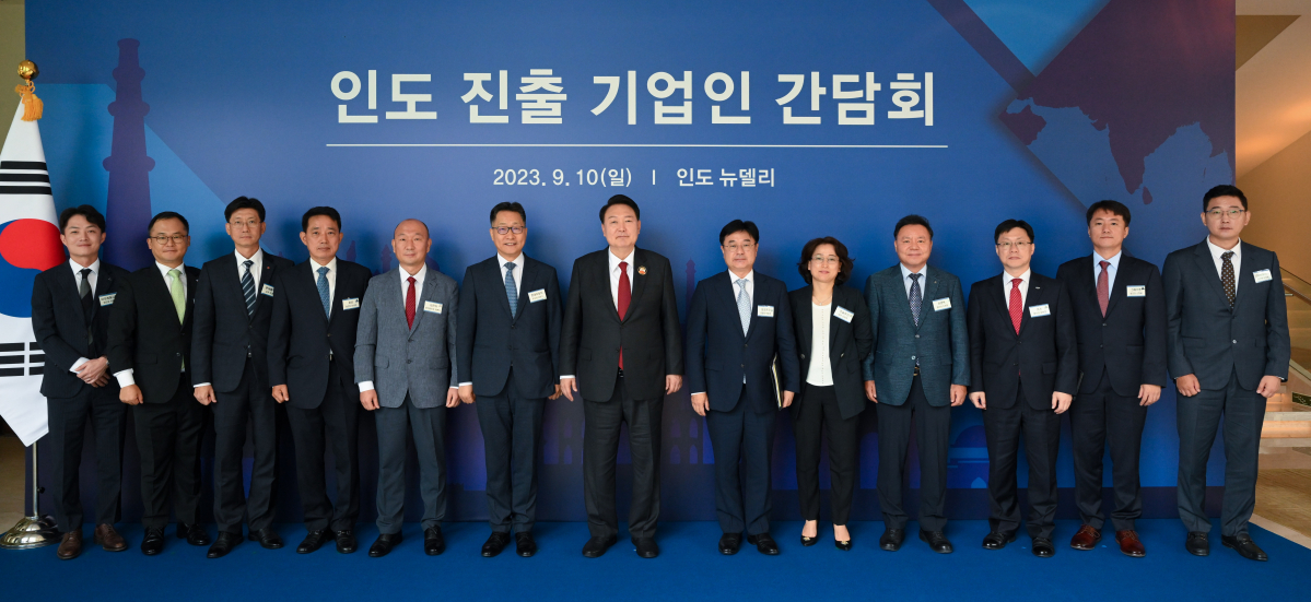 ▲윤석열 대통령이 10일(현지시간) 뉴델리 한 호텔에서 열린 인도 진출 기업인 오찬 간담회에서 참석 기업인들과 기념 촬영을 하고 있다. (연합뉴스)