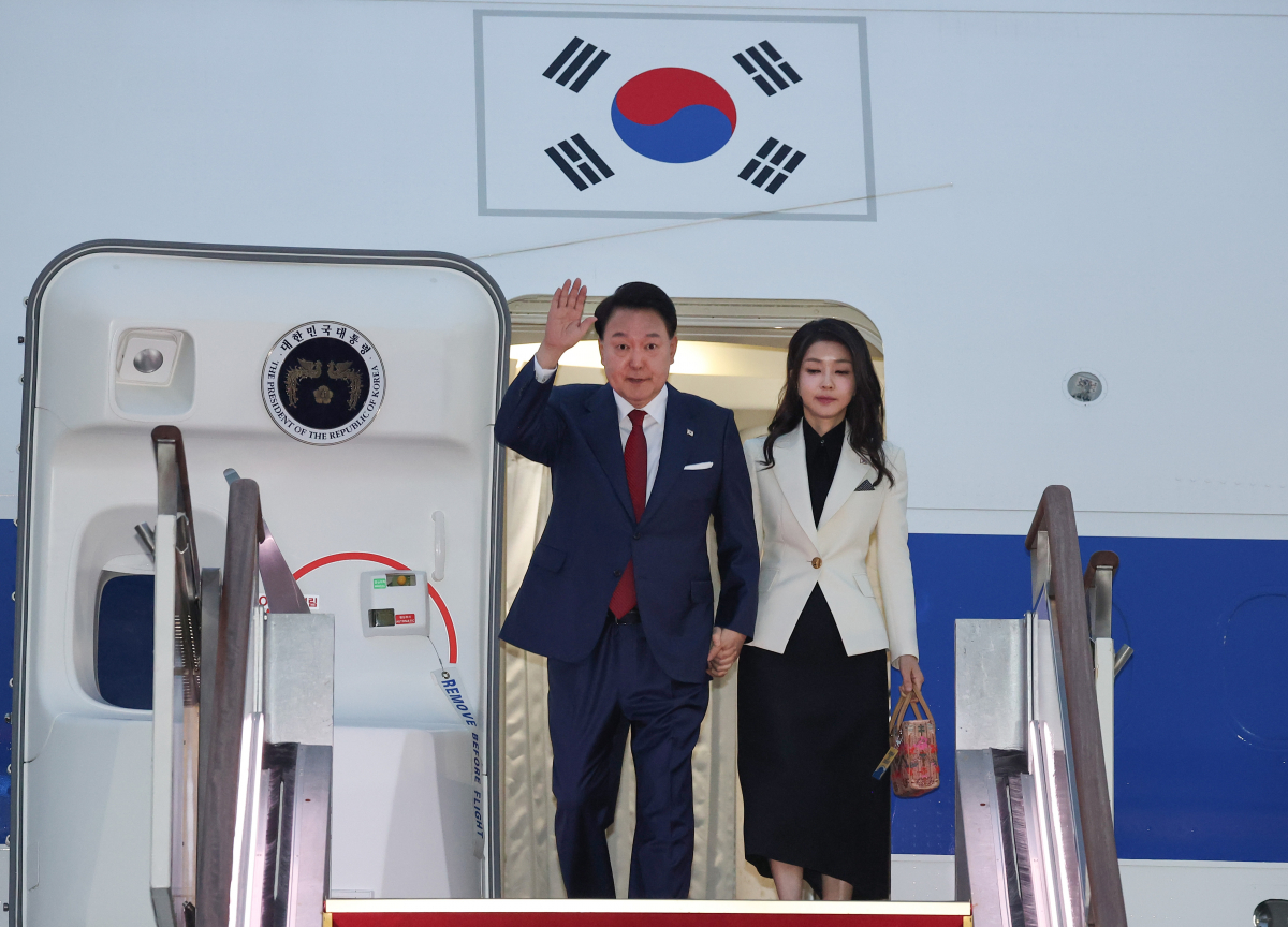 ▲아세안(ASEAN·동남아시아국가연합) 관련 정상회의와 주요 20개국(G20) 정상회의에 참석했던 윤석열 대통령과 부인 김건희 여사가 11일 성남 서울공항에 도착, 전용기인 공군 1호기에서 손 들어 인사하고 있다. (연합뉴스)